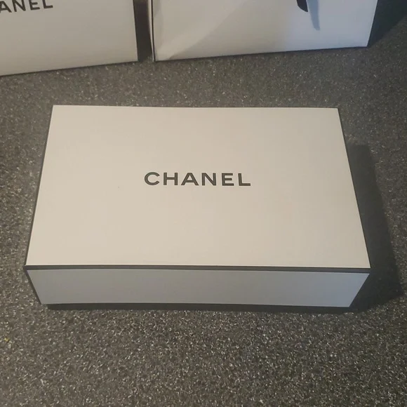 Chanel White Gift Boxes - Picture 2 of 14